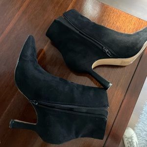 Express sz 6 black suede bootie w heel and pointed toe